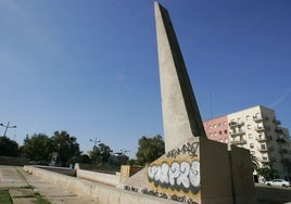 El monumento a las víctimas de las riada entre la avenida de Aragón y la plaza Zaragoza.