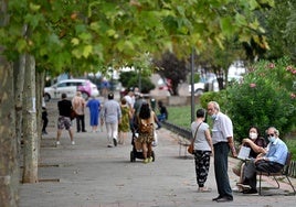 Varios jubilados en la calle.