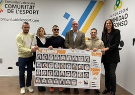 Sugoi Uriarte, Laura Gómez, David Casinos, Nestor Abad y Vega Gimeno, algunos de los miembros del nuevo olimpo valenciano, posan con Juan Miguel Gómez, director de la Fundación Trinidad Alfonso..