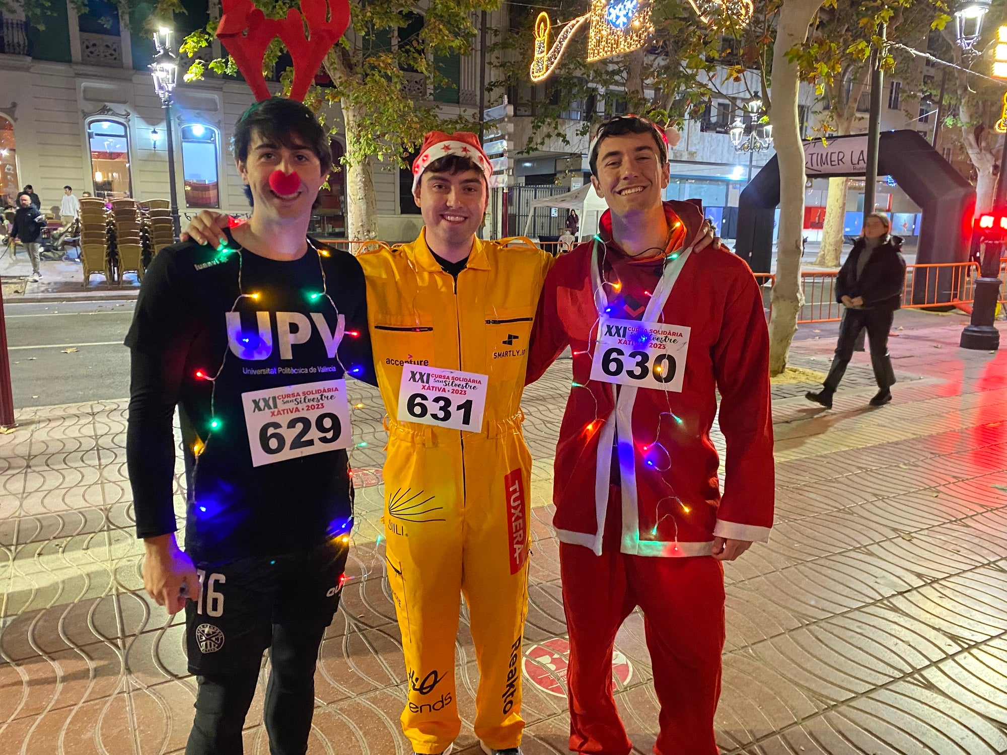 Tres participantes en la San Silvestre de Xàtiva de 2023.