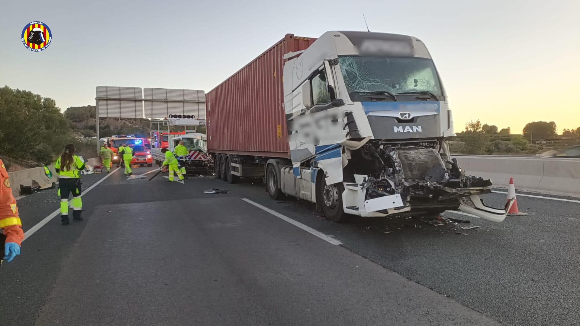 Los equipos de emergencias en el lugar del accidente.