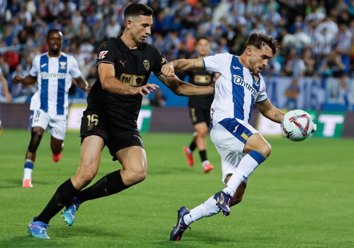 Tárrega presiona a Altimira durante el partido contra el Leganés en Butarque.