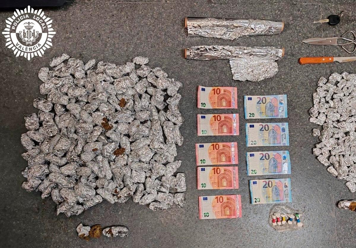 Paquetes con droga y dinero en metálico confiscados por la Policía Local de Valencia.