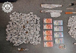 Paquetes con droga y dinero en metálico confiscados por la Policía Local de Valencia.