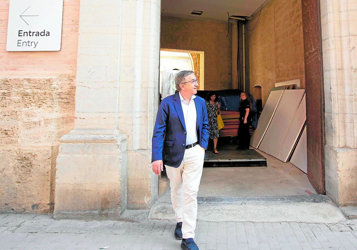 José Antonio Rovira, conseller de Educación y Cultura, saliendo del Centro del Carmen.