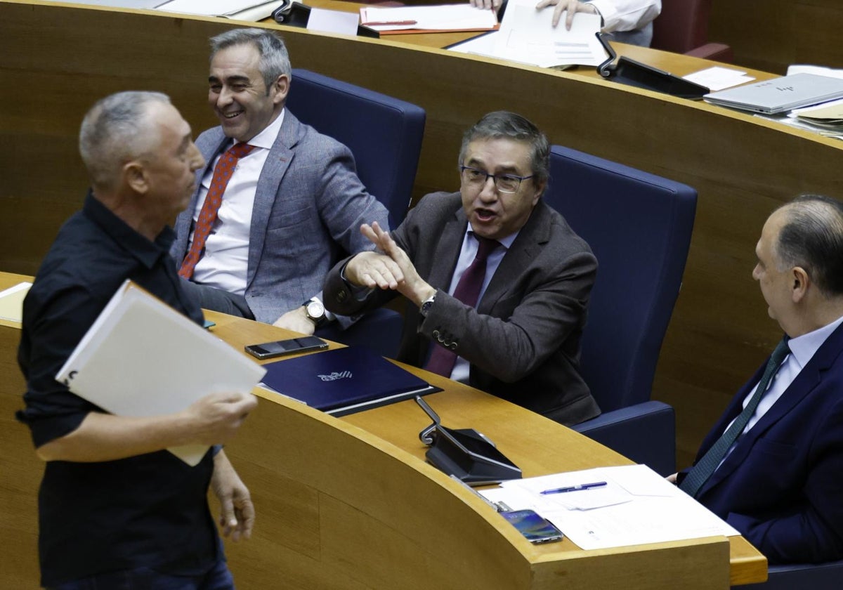 Rovira, gritándole a Baldoví «se fue por patas» en Les Corts, en relación a la salida de Pedro Sánchez de Paiporta.