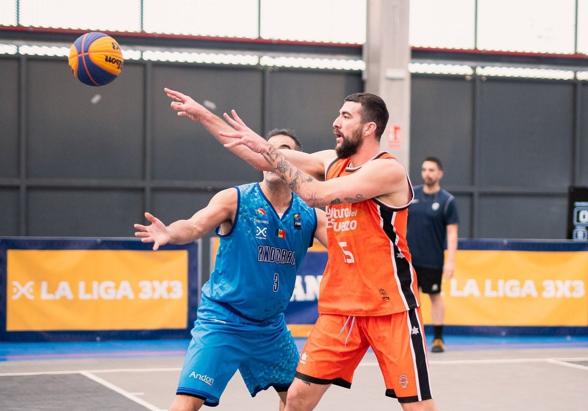 El Andorra y el Valencia Basket, durante un partido de la Liga Indoor.