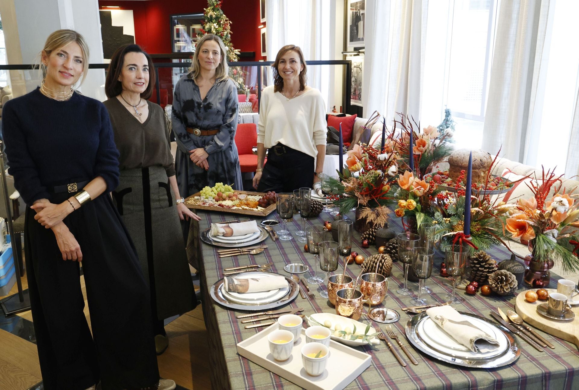 Lorena Oliver, María González, Claudia Bonet y Bárbara Jiménez de la Iglesia, ante la mesa preparada para las fiestas navideñas en el restaurante del Hotel Estimar. 
