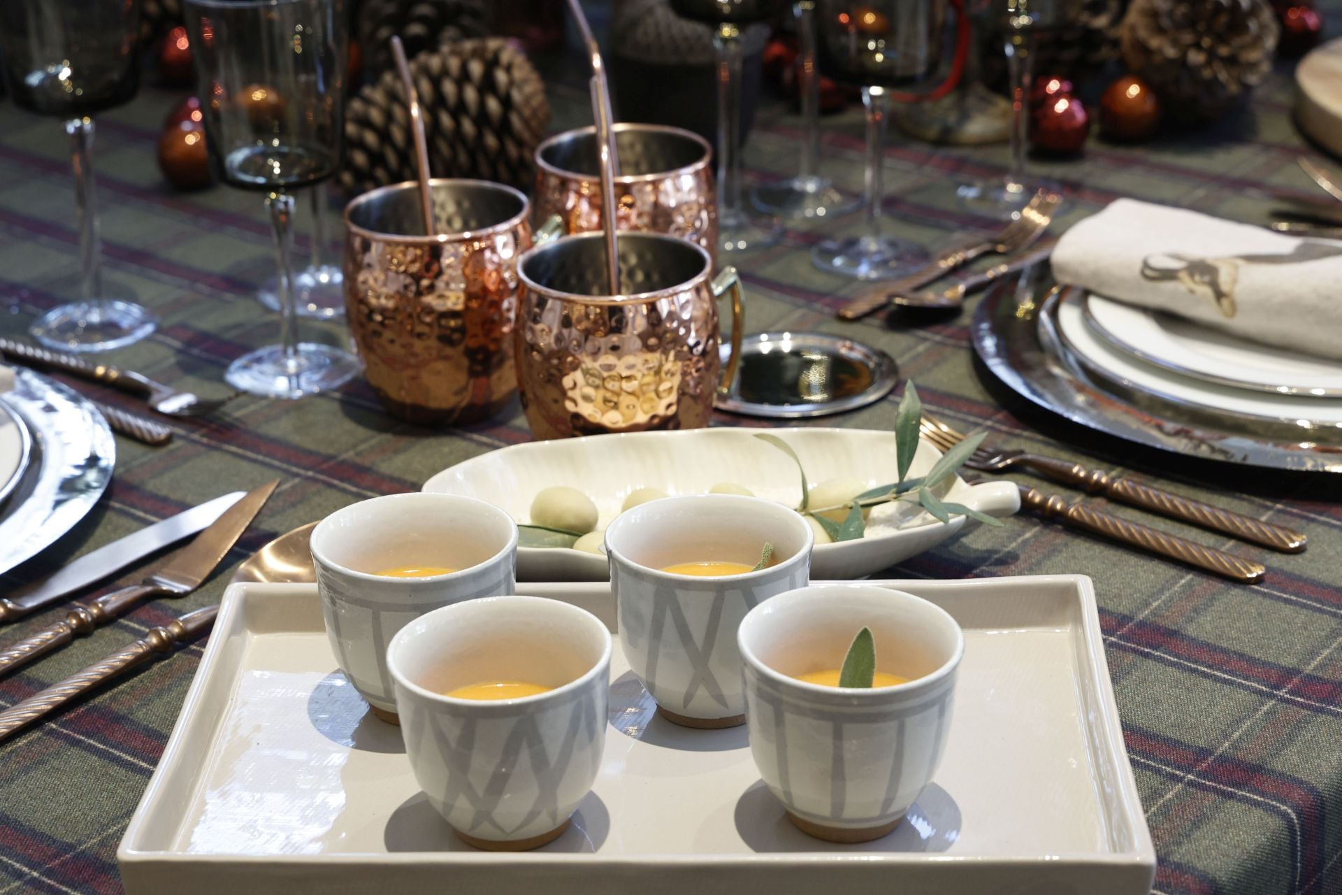 Las tazas de café se pueden utilizar para servir una sopa de marisco.