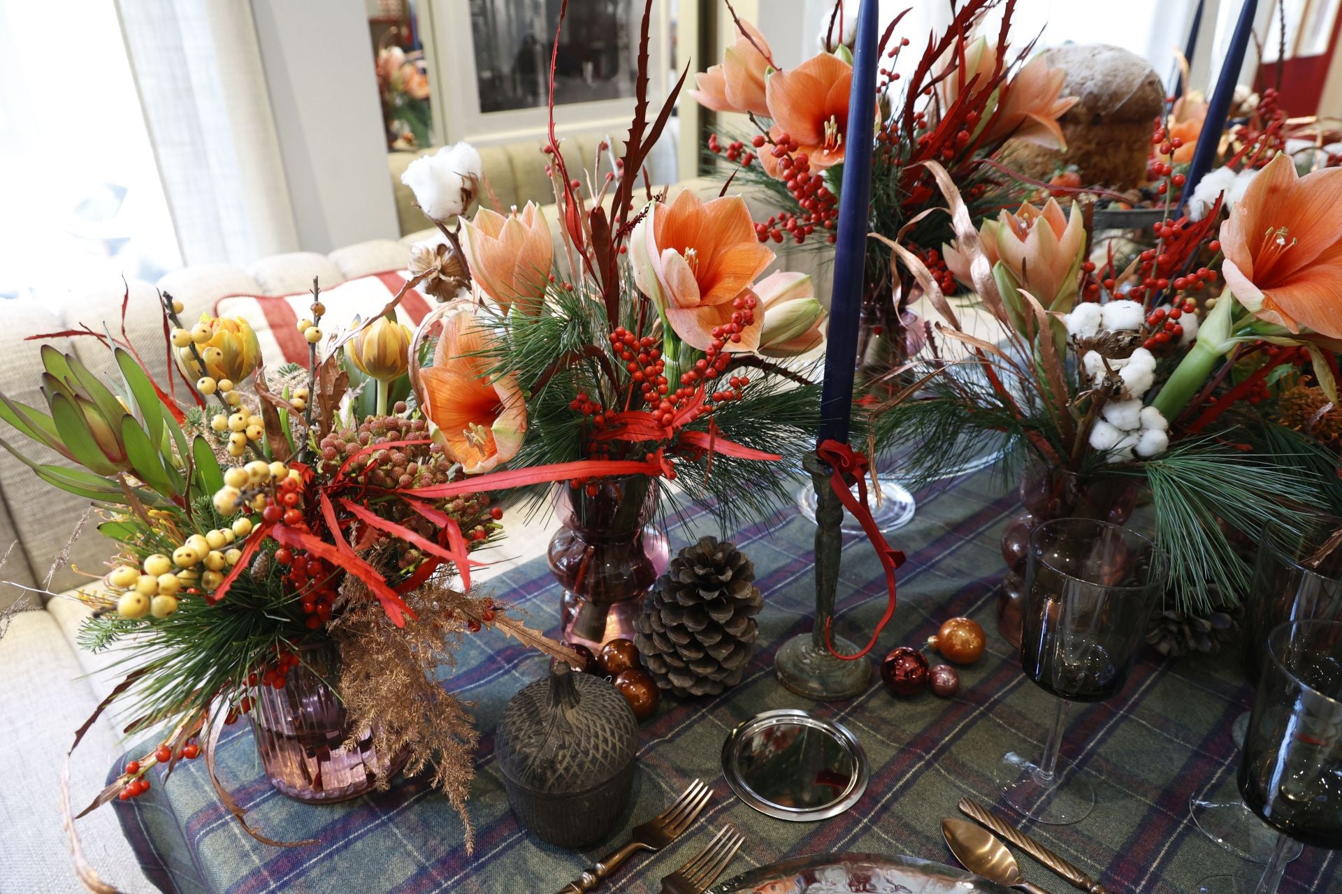 La mesa tiene que seguir un protocolo pero jugando con elementos clásicos como piñas y bolas de Navidad.