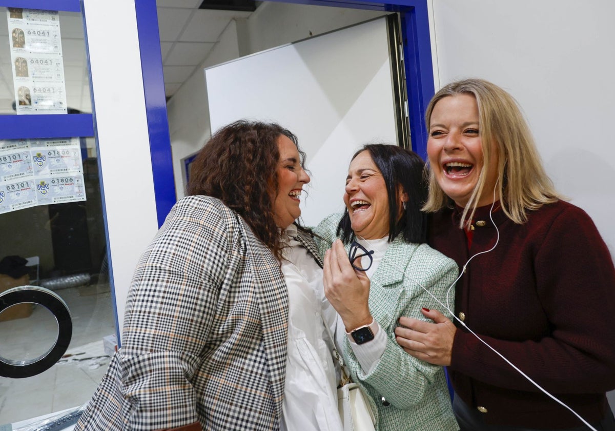 La felicidad de Paula, Mariam y María José, loteras de la administración Rambleta de Catarroja.