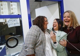 La felicidad de Paula, Mariam y María José, loteras de la administración Rambleta de Catarroja.