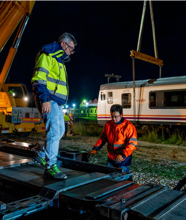 Imagen secundaria 2 - Renfe traslada por carretera cuatro trenes para recuperar todo el parque de Cercanías