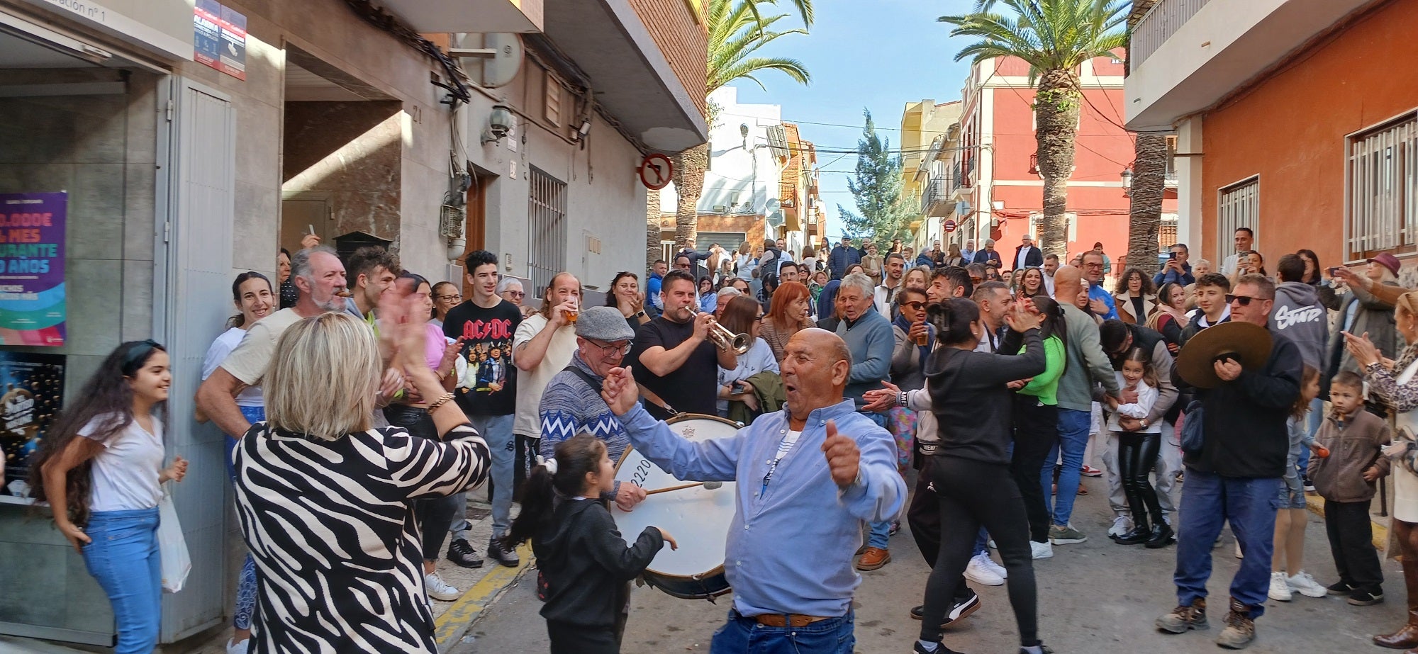 Arriba, la celebración de todo un pueblo a las puertas de la administración. Abajo, a las puertas del bar que ha vendido 90 décimos.