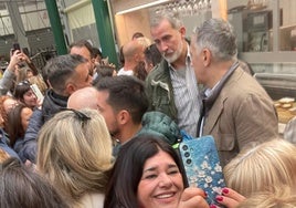 El Rey Felipe, en el mercado de Catarroja este domingo por la mañana.