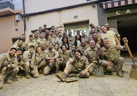 Los militares que estuvieron limpiando la peluquería de Pilar.