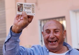 Un agraciado con un décimo premiado.