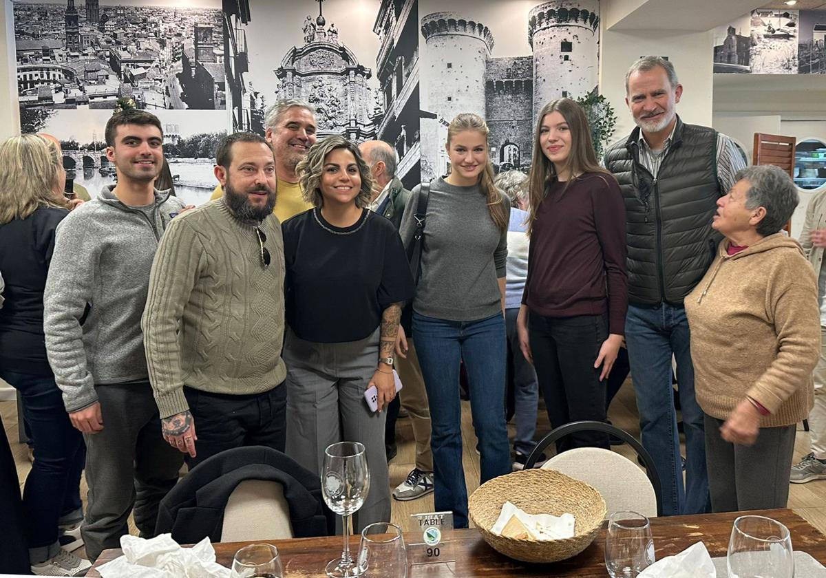 La Familia Real se ha fotografiado con los trabajadores del restaurante.