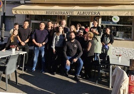 Los Reyes, la princesa y la infanta, en el restaurante Albufera de El Palmar.