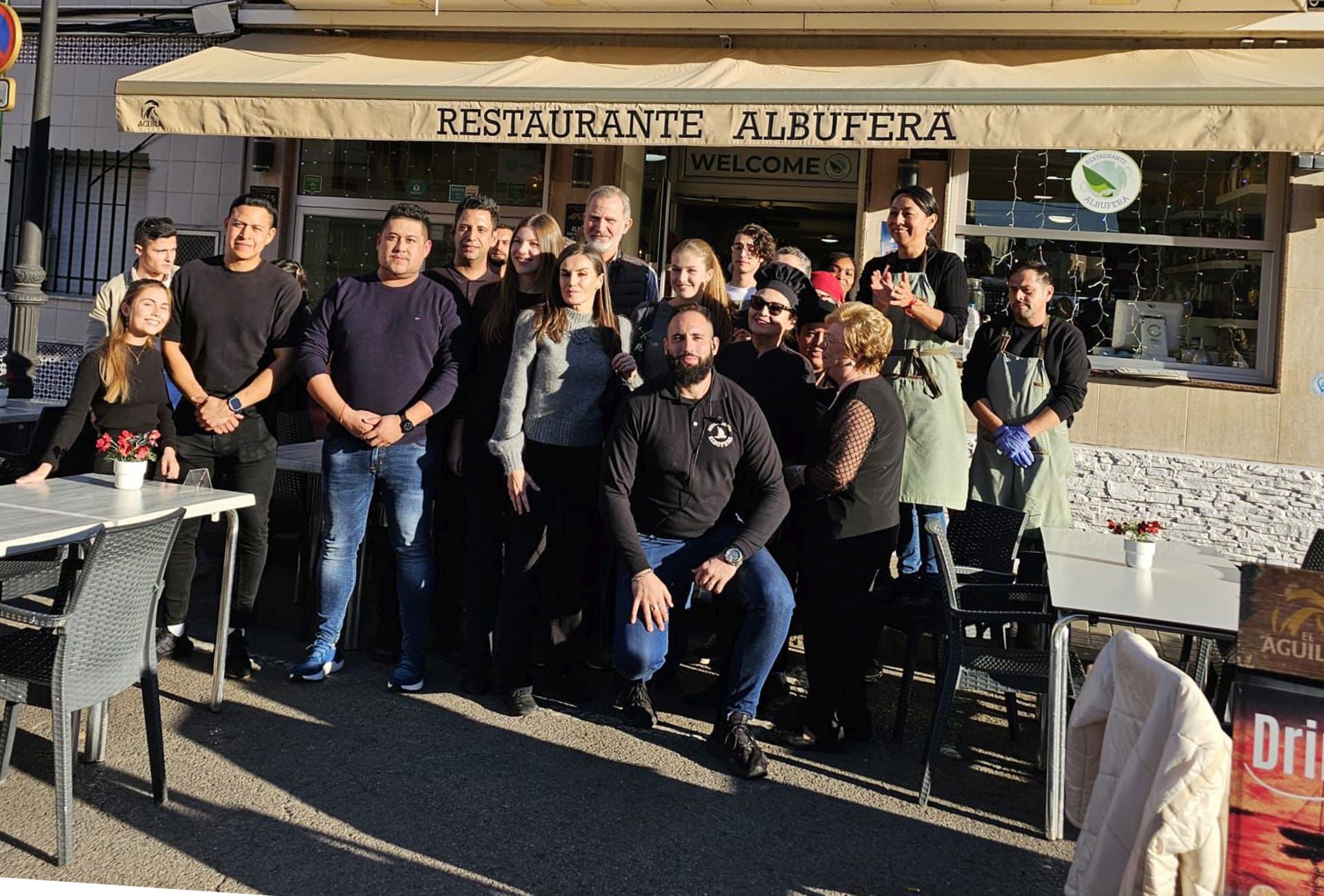 FOTOS | Los Reyes, la princesa Leonor y la infanta Sofía comen en el restaurante Albufera de El Palmar (Valencia)