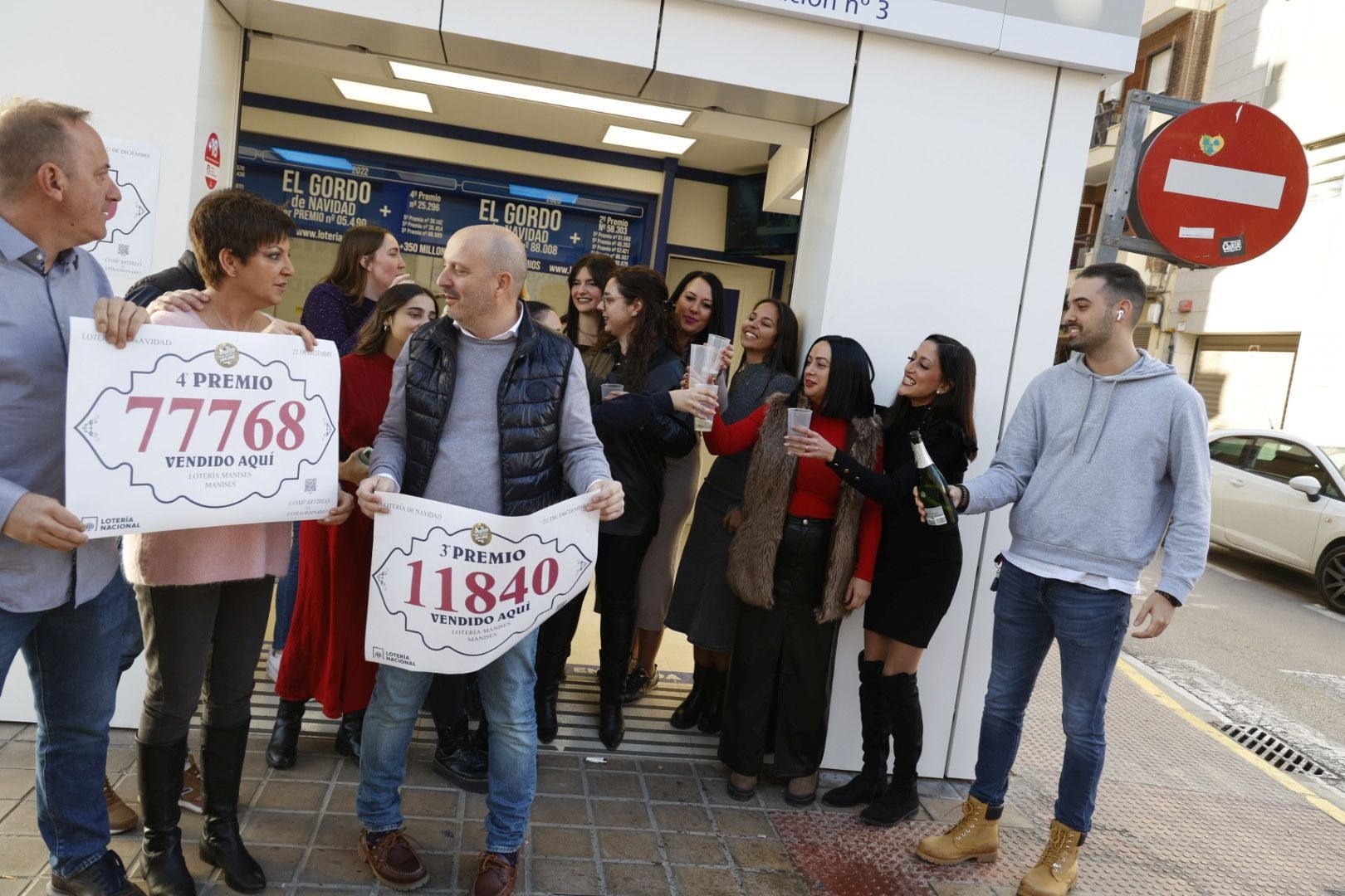 Manises vuelve a repartir alegría con el tercer premio y un cuarto