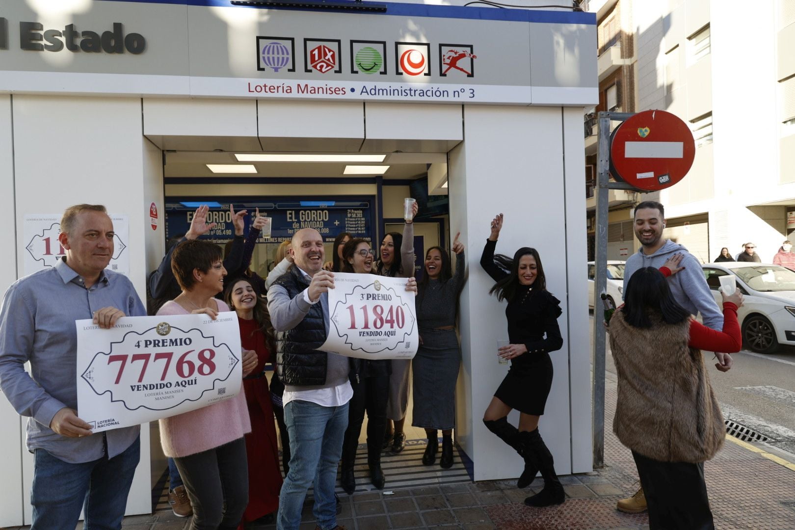 Manises vuelve a repartir alegría con el tercer premio y un cuarto