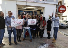 Vecinos de Manises celebran su suerte en la Lotería de Navidad