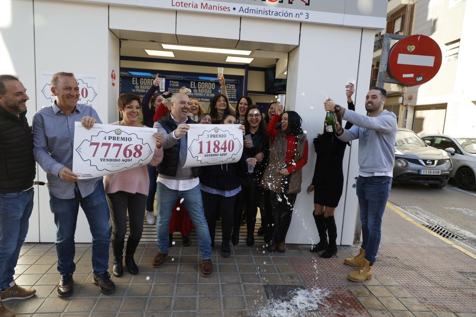 Manises vuelve a repartir alegría con el tercer premio y un cuarto