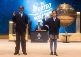 Ángel Abaga Elebiyo y Aurora Rodríguez Ososrio cantan un premio en la Lotería de Navidad.