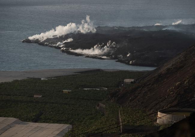 Las coladas de lava del volcán de La Palma forman una fajana (o delta) de terrenos volcánicos ganados al mar en la costa de Tazacorte.