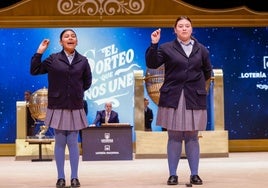 Las niñas de la Residencia San Ildefonso de Madrid Yadira Quinde Mendoza (i) y Kiara Román Benítez (d).