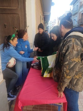 Voluntarias reparten los juguetes en Algemesí.