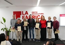 Entrega de los diplomas a las personas participantes.