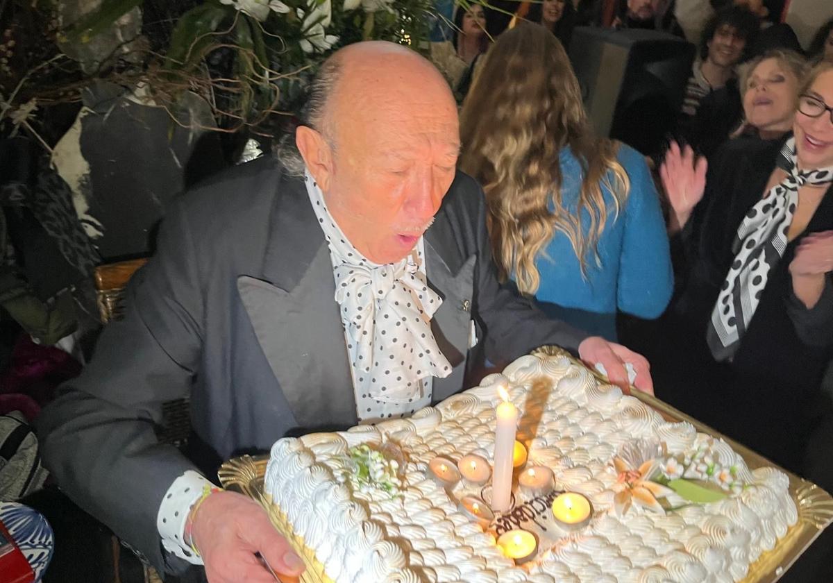 Francis Montesinos, soplando la vela de la tarta de cumpleaños.