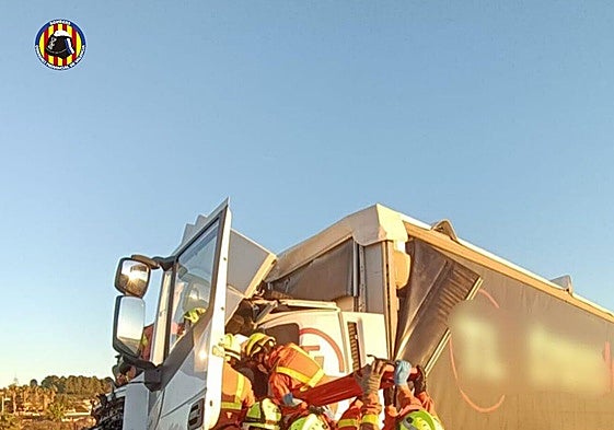 Bomberos de Valencia trabajan en el rescate de un conductor herido en un accidente en la A-7 el pasado 20 de diciembre.