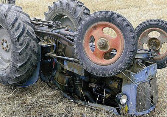 Imagen de archivo de un tractor accidentado.