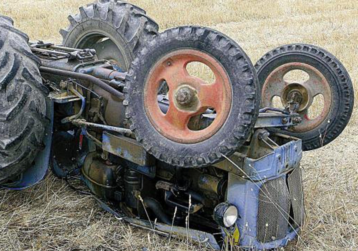 Imagen de archivo de un tractor accidentado.