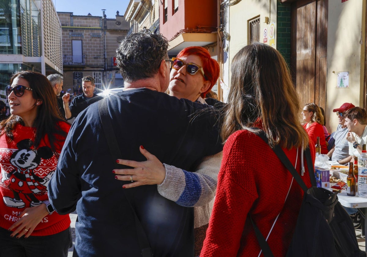 Imagen principal - En las dos primeras fotos, la familia celebra la previa a la Nochebuena y en la tercera, la gerente de un bar ubicado en la misma plaza.