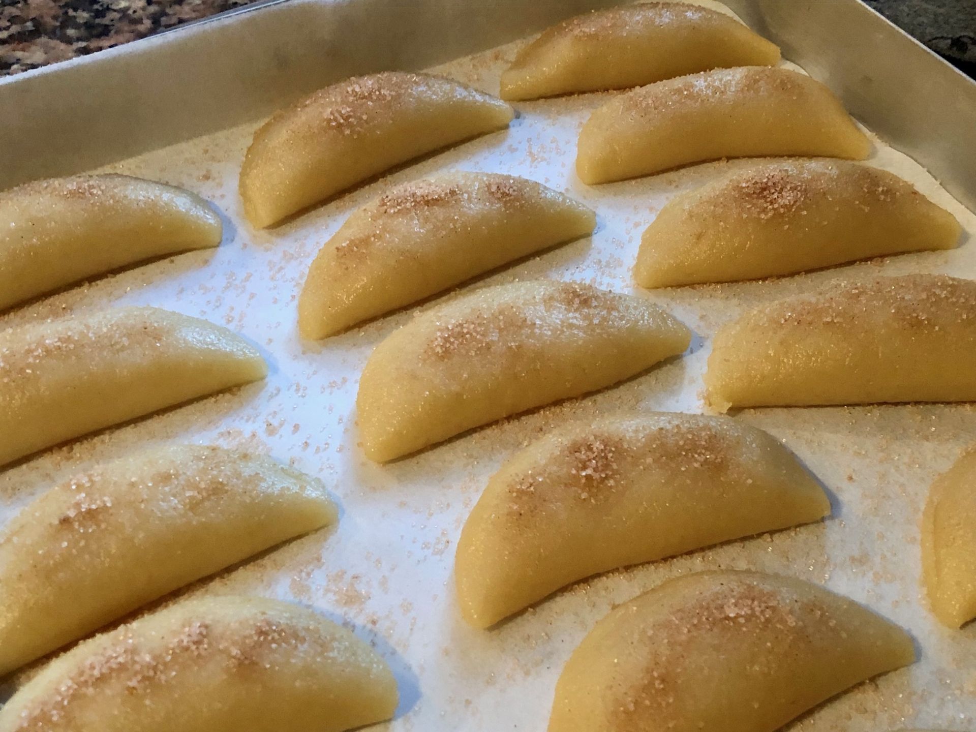 Imagen principal - Las bandejas con los pastissets de aguardiente (azúcar y canela) y mistela (pintados con huevo batido). Y ya sobre la mesa.