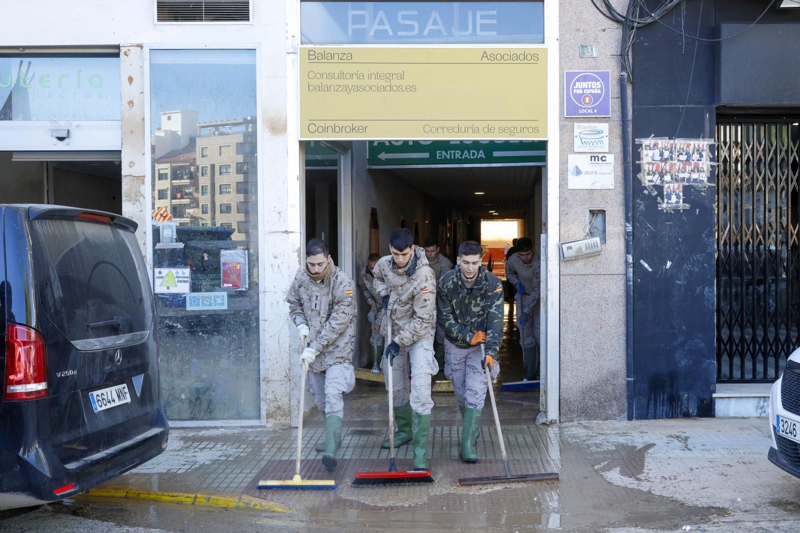 FOTOS | Así pasan la Navidad los militares que ayudan en Valencia tras la dana