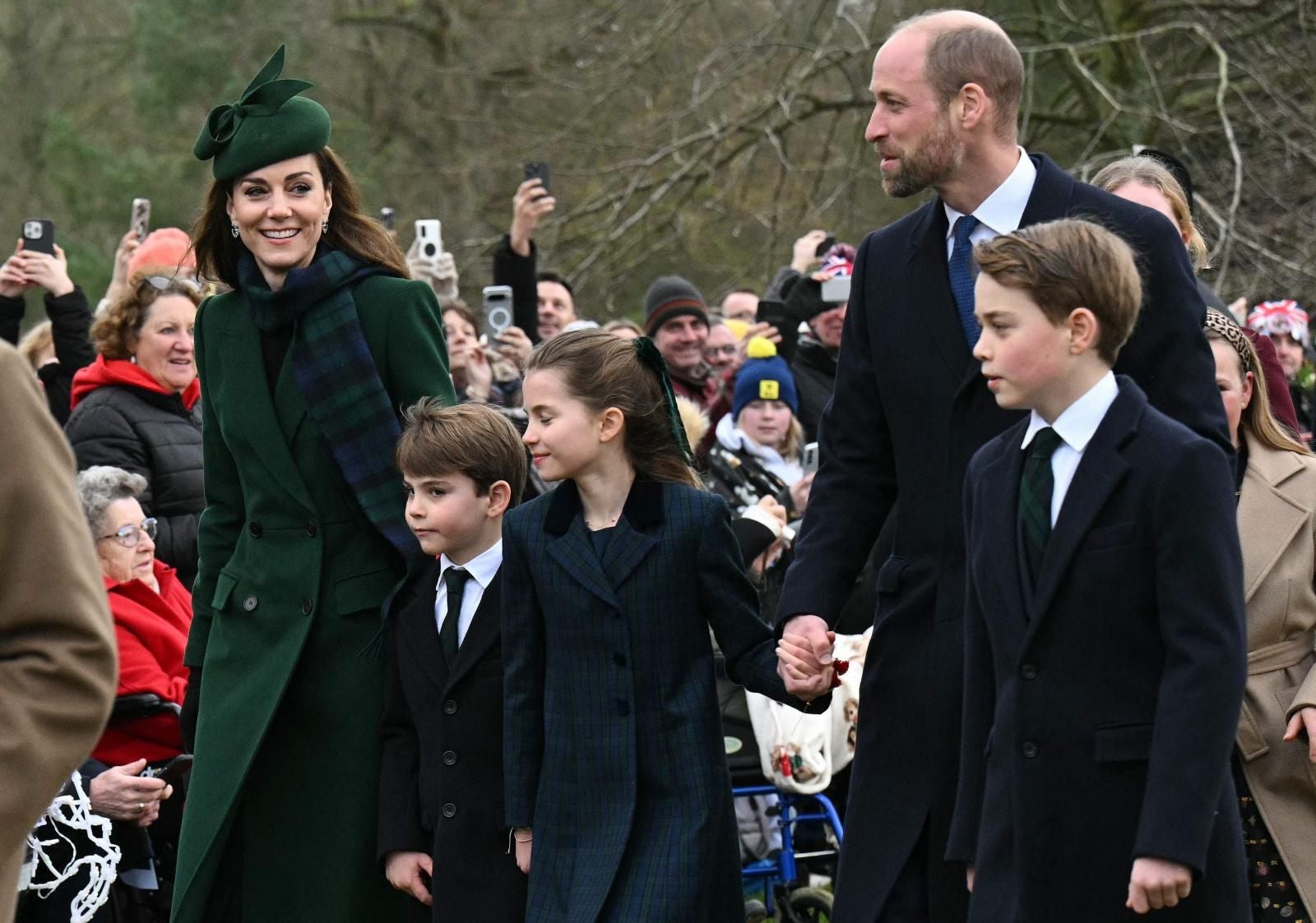 FOTOS | Kate Middleton aparece radiante en la tradicional misa de Navidad de la Familia Real en la Iglesia de Santa María Magdalena