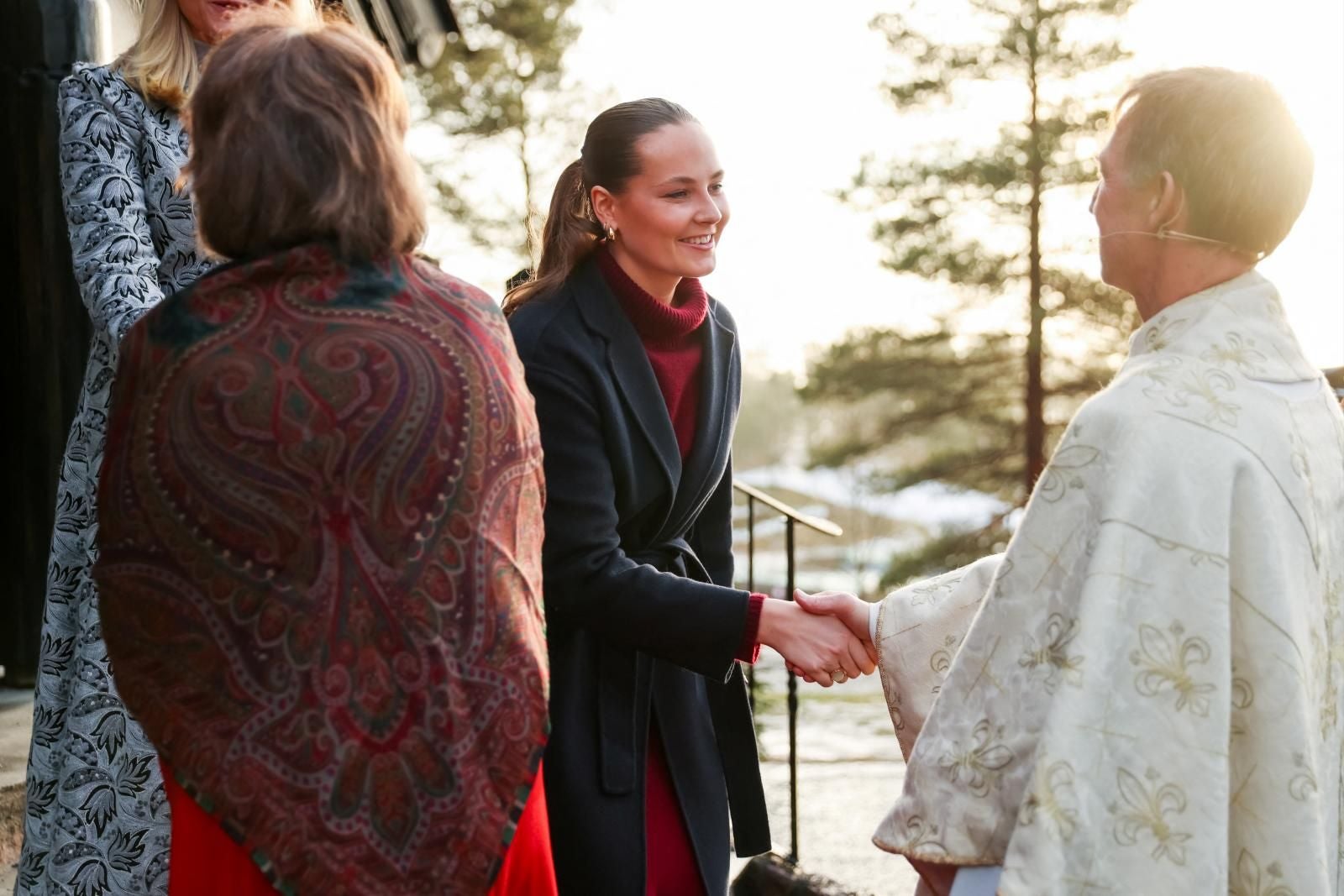 FOTOS | Kate Middleton aparece radiante en la tradicional misa de Navidad de la Familia Real en la Iglesia de Santa María Magdalena