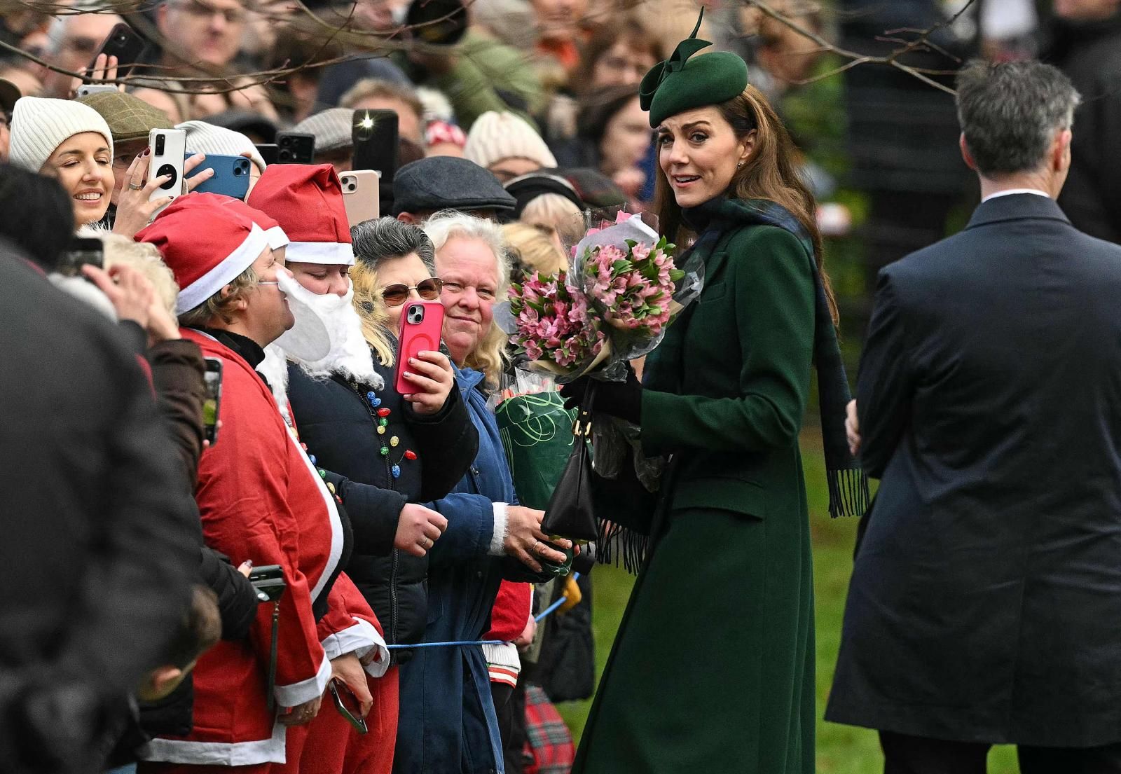 FOTOS | Kate Middleton aparece radiante en la tradicional misa de Navidad de la Familia Real en la Iglesia de Santa María Magdalena