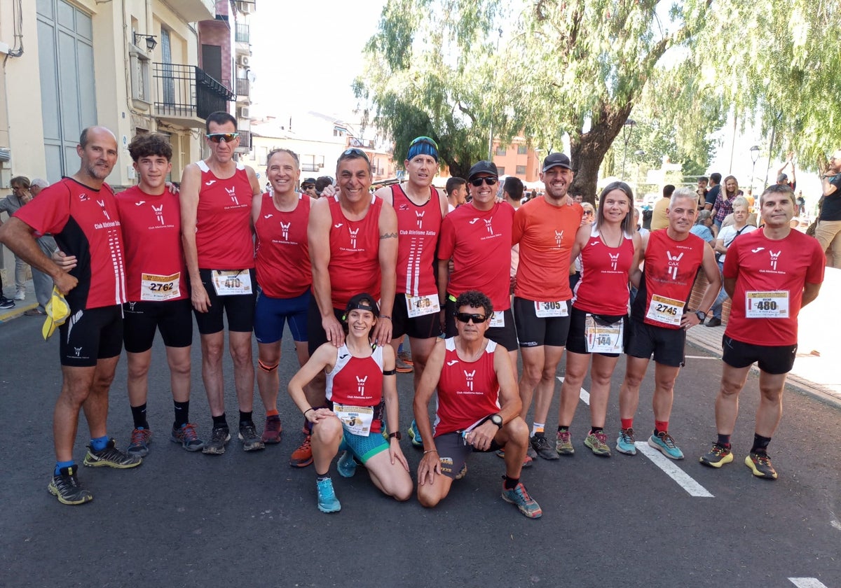 Miembros del Club Atletisme Xátiva tras participar en el Circuito de Carreras Populares de la Vall D'Albaida 2024