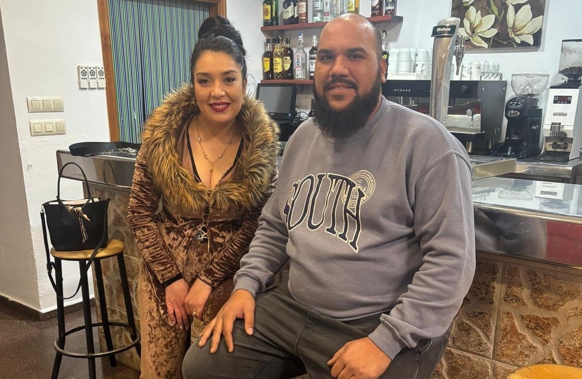 Adina y su marido José Manuel Marín en el bar que regentarán a partir del 4 de enero.