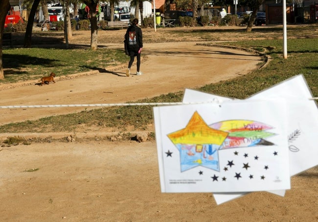 Entre dos árboles, cuelgan varias creaciones de estudiantes de Primaria.