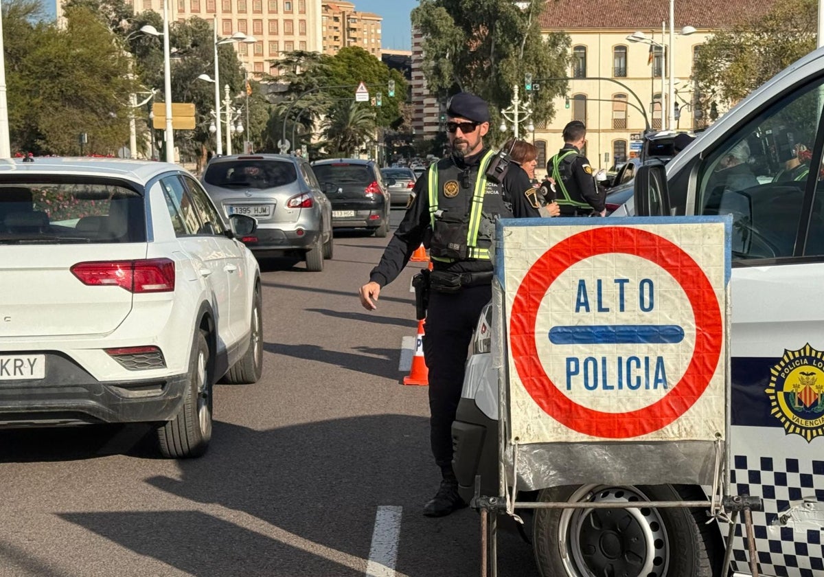 Control de la Policía Local de Valencia, junto a la Alameda.