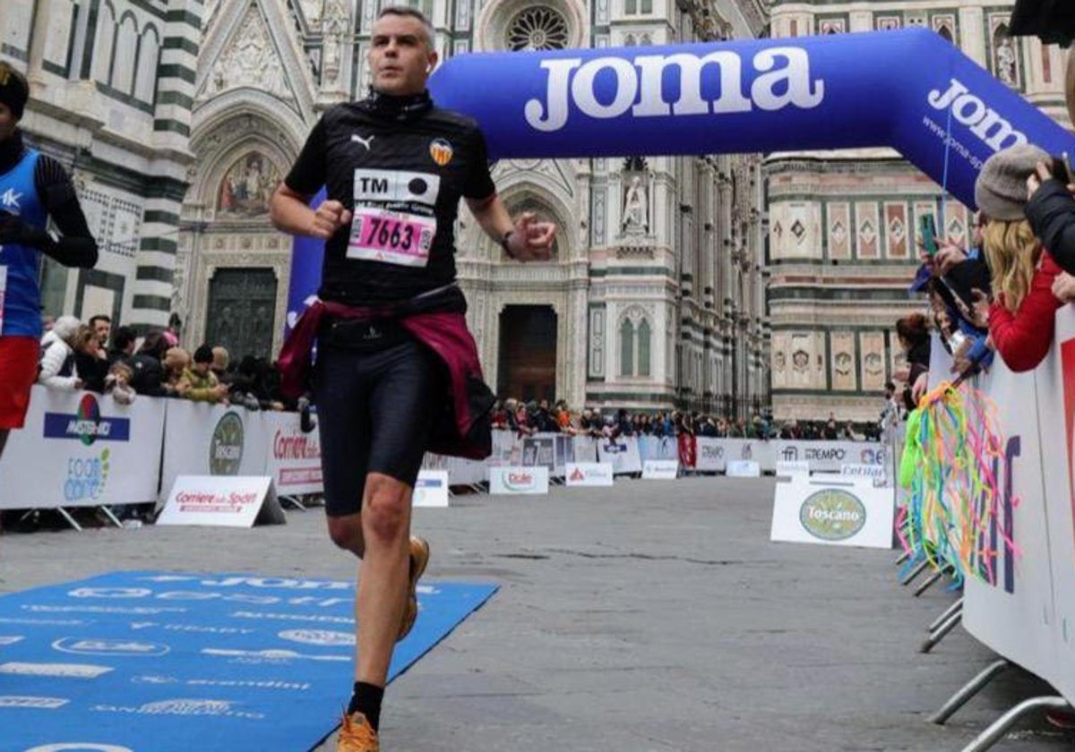 Jorge Hervás ha corrido y alcanzado metas en lugares icónicos como la Piazza del Duomo en Florencia.