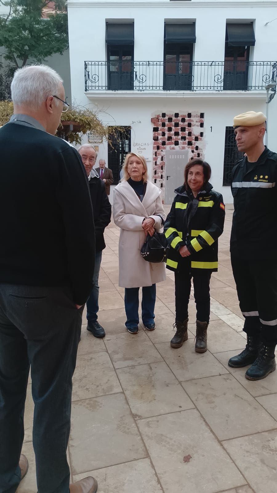 Fotos de la visita de Margarita Robles a Picanya para felicitar la Navidad a los militares