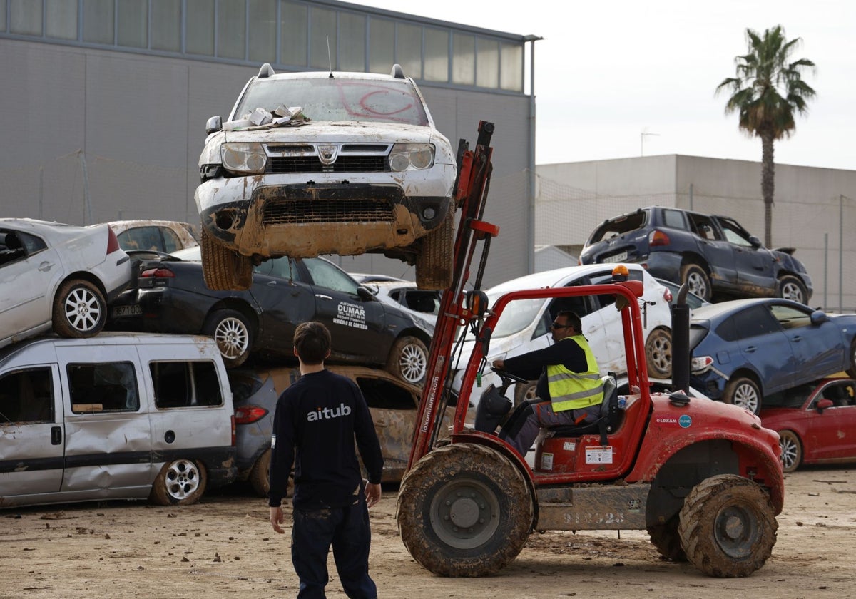 Traslado de uno de los coches siniestrados por la riada en Sedaví.